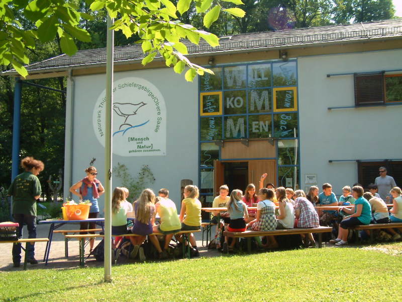 Schulklasse erlebt einen Projekttag vor dem Naturpark-Haus in Leutenberg